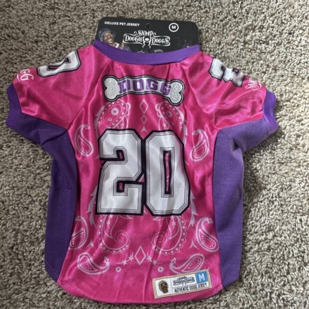 New Authentic SNOOP DOGG Game Day Dog Shirt Jersey Size M Medium Pink 20 Apparel